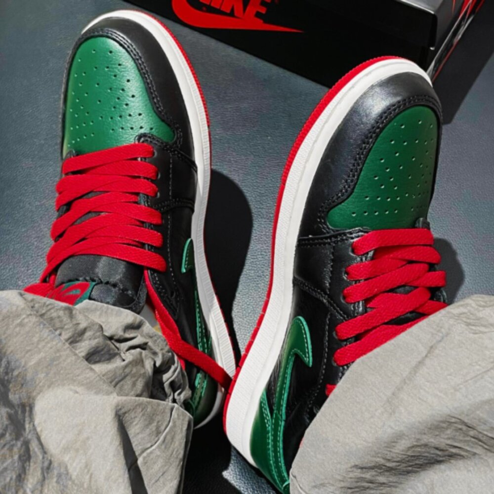AIR JORDAN 1 RETRO LOW "CHRISTMAS GENUIN LEATHER" WOMEN'S US SIZE 7 NEW IN BOX